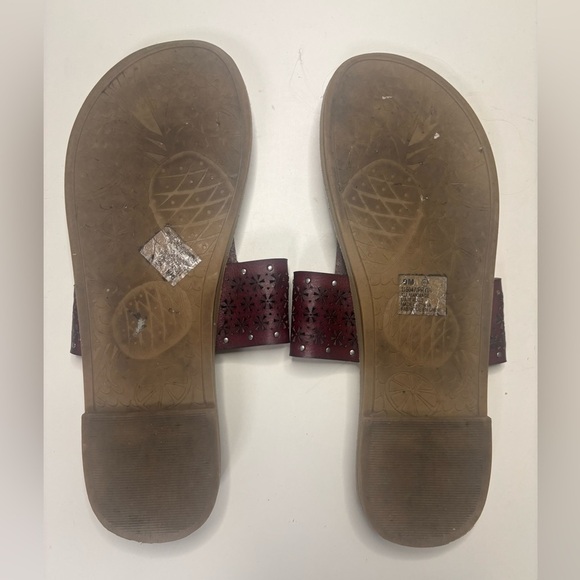 Maurices Sandal Pryia Brown Thong Laser Cut Flower Strap Studs Flat Heel Size 9 - Picture 4 of 4